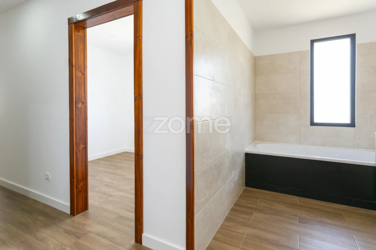 Moradia T5 para Venda em Canelas Foto 29