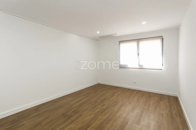 Moradia T5 para Venda em Canelas Foto 32