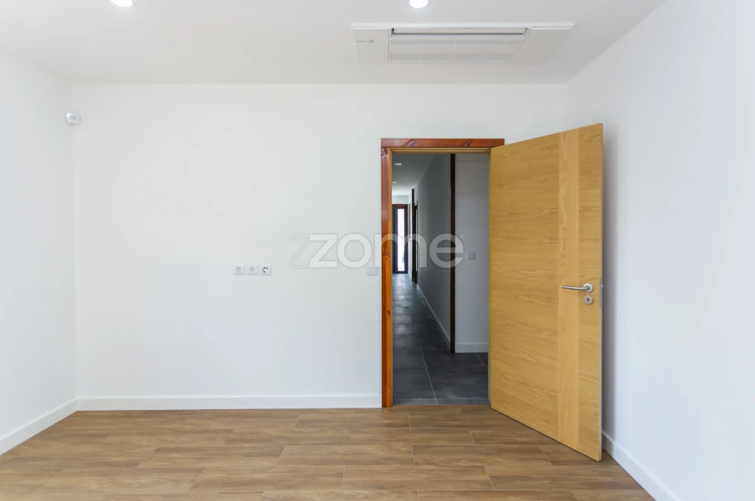 Moradia T5 para Venda em Canelas Foto 22