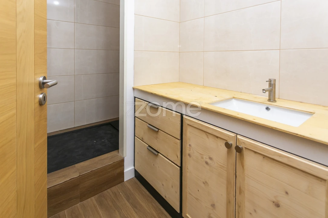 Moradia T5 para Venda em Canelas Foto 37