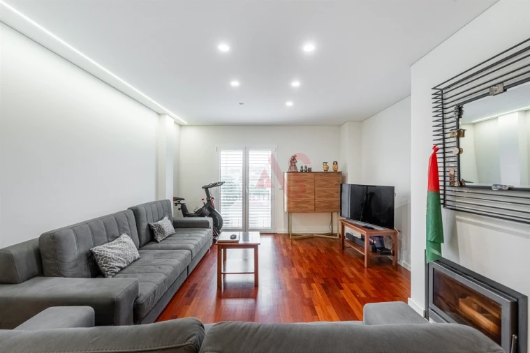 Apartamento T2 para Venda em Urgezes Foto 9