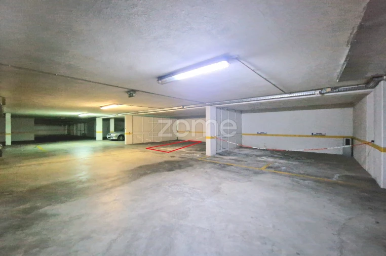 Garagem para Arrendamento em Azurem