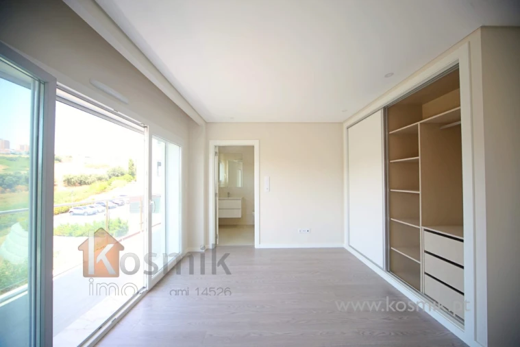 Apartamento T4 para Venda em Santo António dos Cavaleiros e Frielas Foto 12