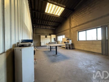 Armazém para Venda em Oiã