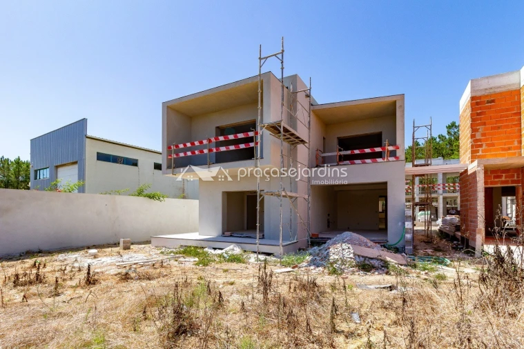 Moradia T4 para Venda em Maceira Foto 1