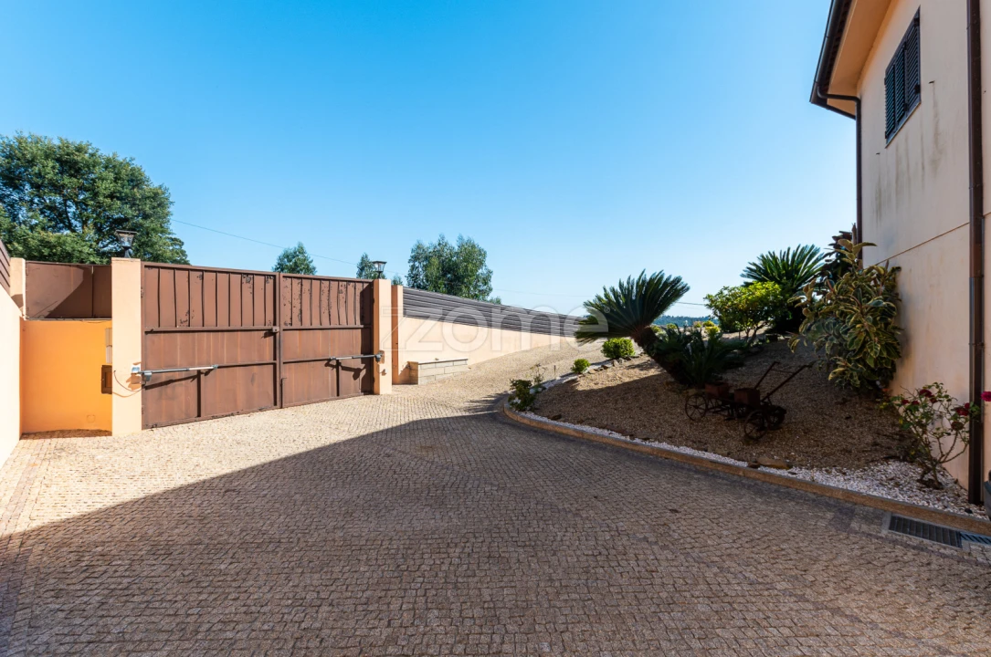 Moradia T5 para Venda em Raimonda Foto 2