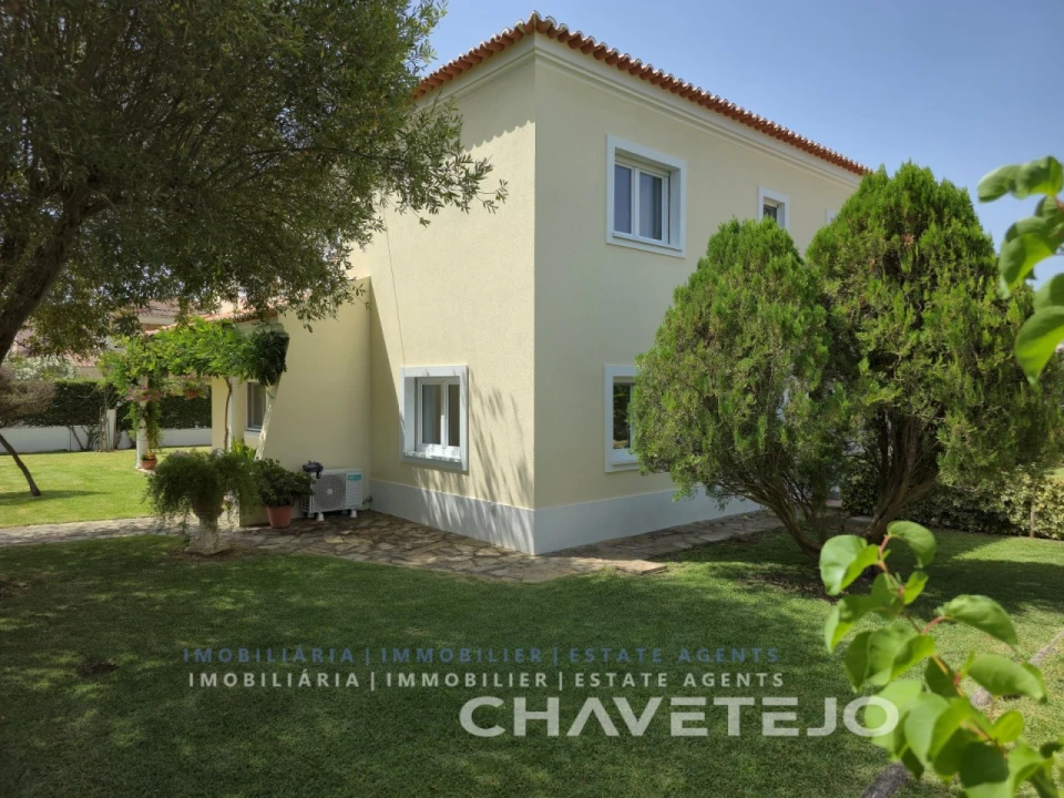 Moradia T5 para Venda em Casais e Alviobeira Foto 9