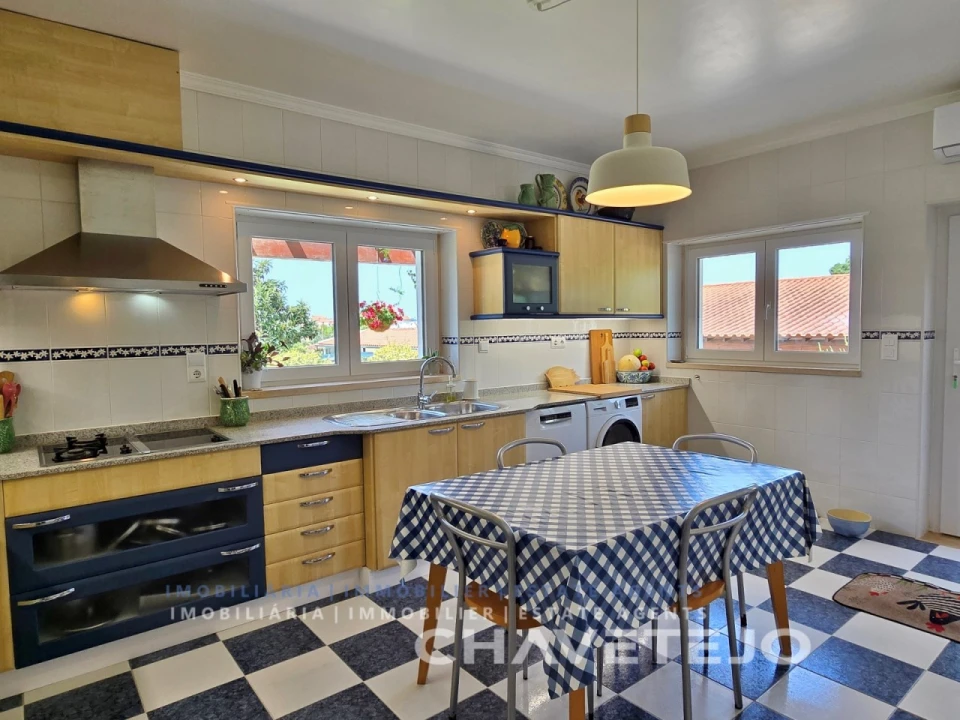 Moradia T5 para Venda em Casais e Alviobeira Foto 12