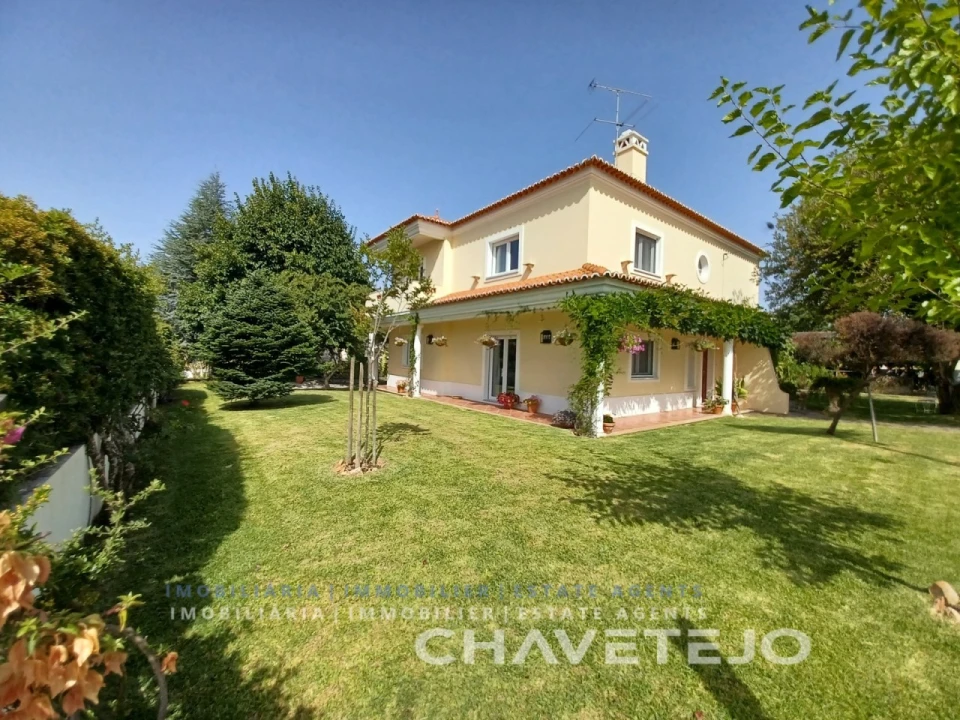 Moradia T5 para Venda em Casais e Alviobeira Foto 4