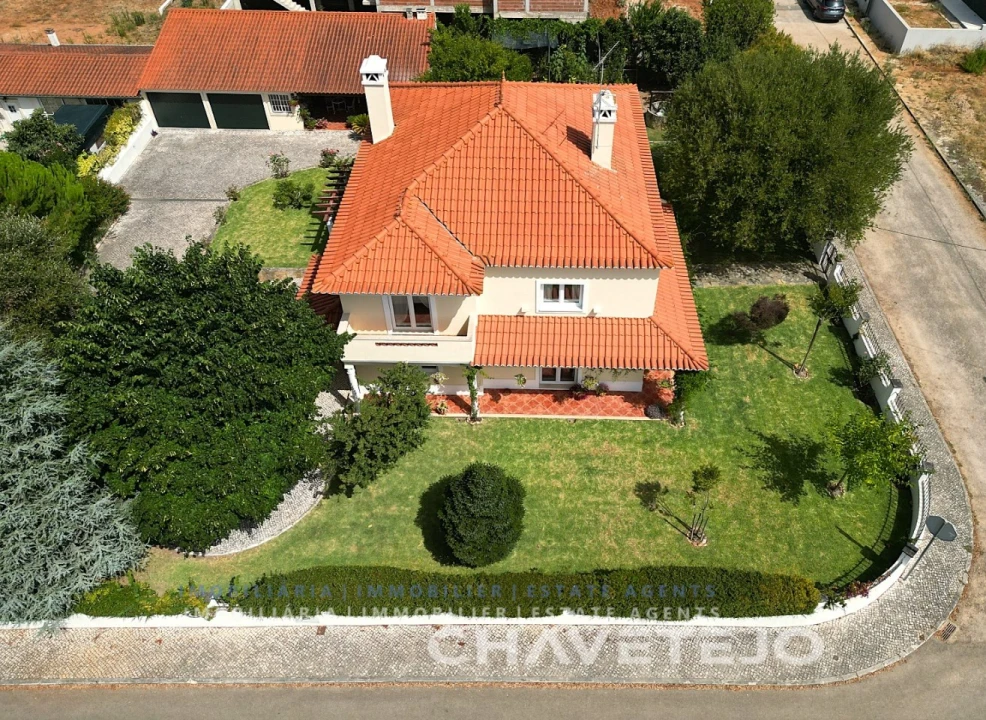 Moradia T5 para Venda em Casais e Alviobeira Foto 2