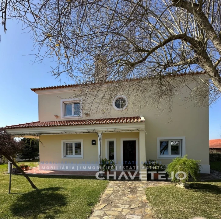 Moradia T5 para Venda em Casais e Alviobeira Foto 1