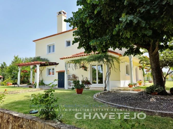 Moradia T5 para Venda em Casais e Alviobeira Foto 2