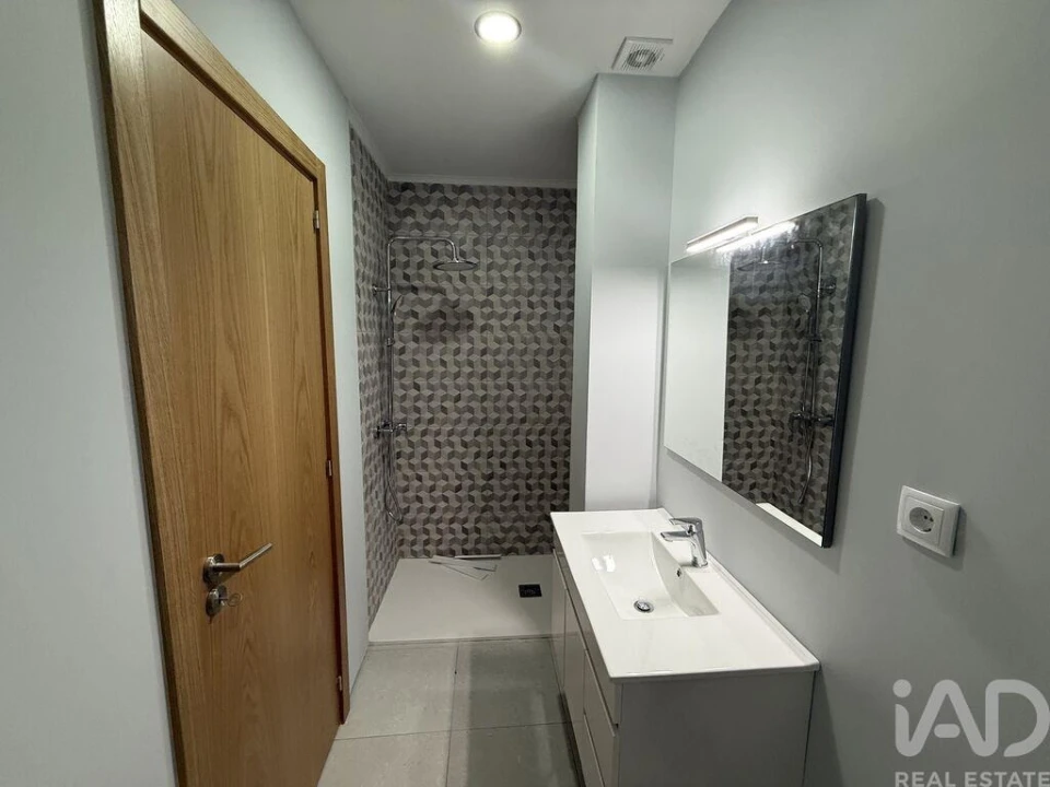 Apartamento T1 para Venda em Poiares e Canelas Foto 20