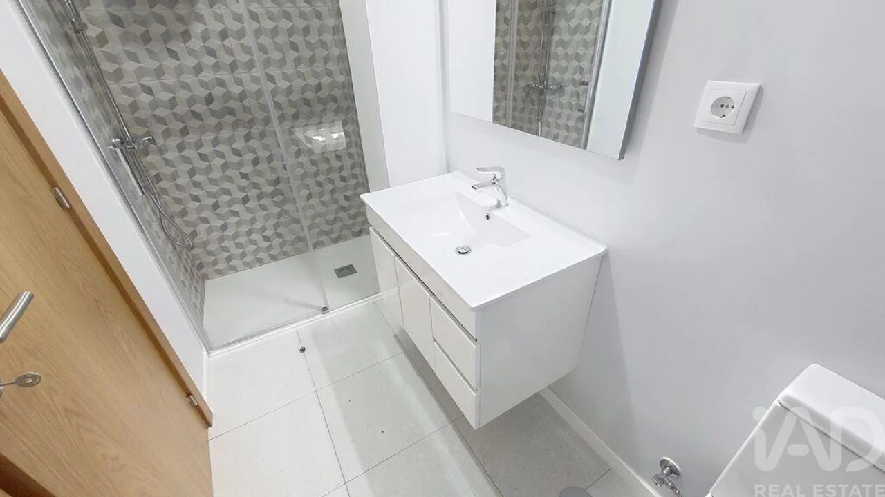 Apartamento T1 para Venda em Poiares e Canelas Foto 23