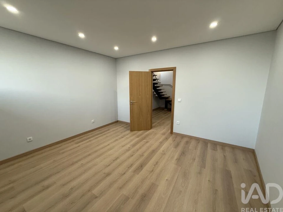 Apartamento T3 para Venda em Poiares e Canelas Foto 27