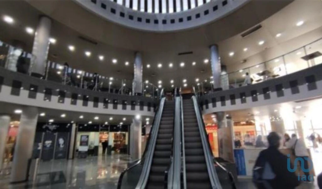 Loja para Venda em Cidade da Maia Foto 2