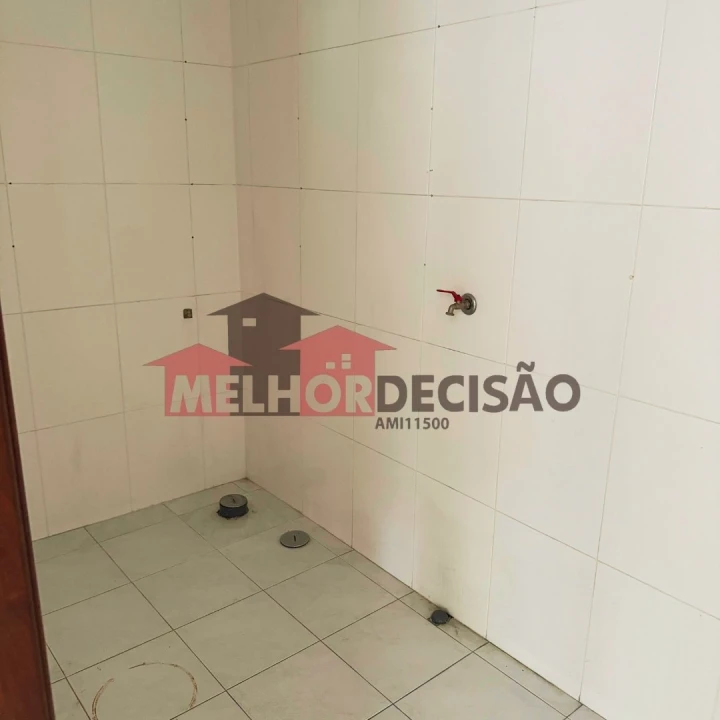 Loja para Arrendamento em São João Baptista Foto 7