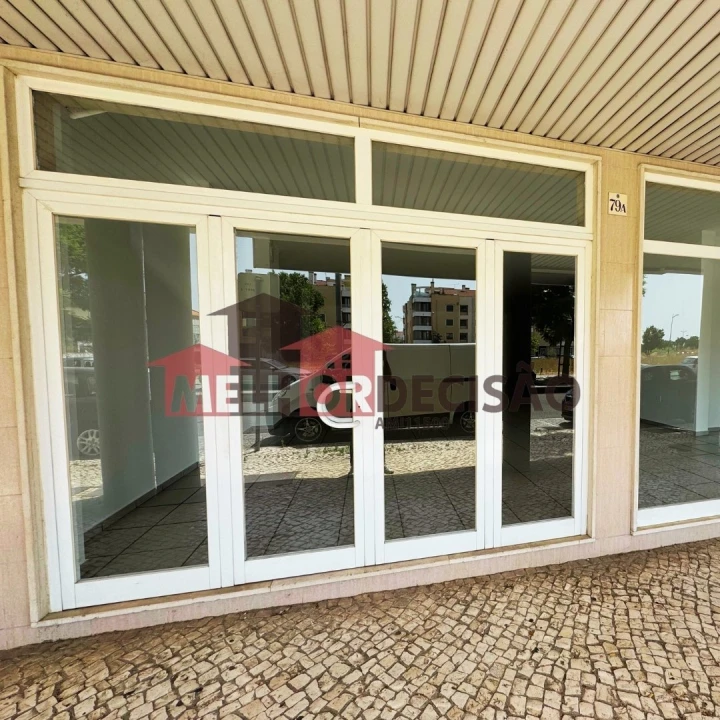 Loja para Arrendamento em São João Baptista Foto 1