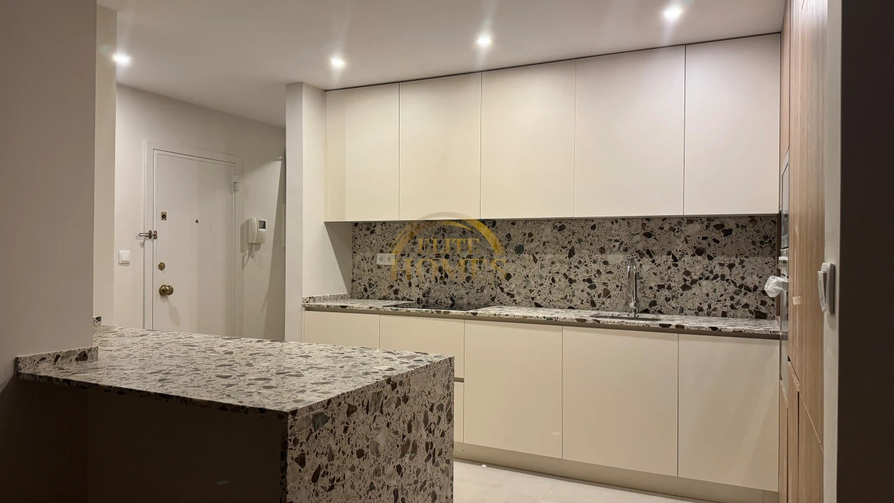 Apartamento T5 para Venda em Avenidas Novas Foto 5