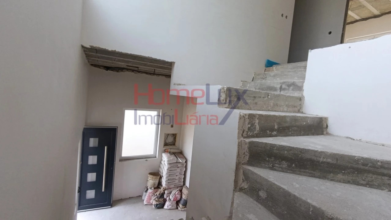 Moradia T3 para Venda em Couto de Esteves Foto 10