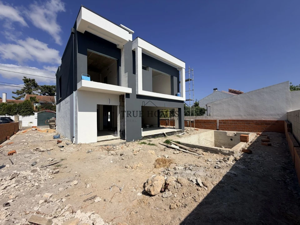 Moradia T4 para Venda em Charneca de Caparica e Sobreda Foto 1