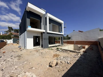 Moradia T4 para Venda em Charneca de Caparica e Sobreda