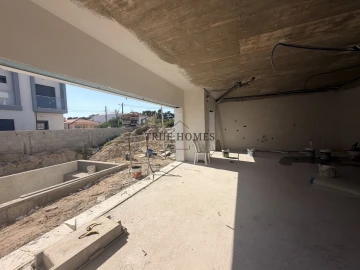 Moradia T4 para Venda em Charneca de Caparica e Sobreda