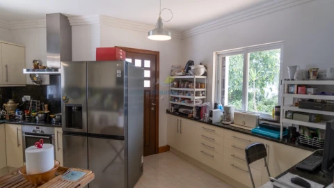 Moradia T4 para Venda em Albufeira e Olhos de Água