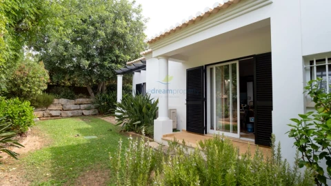 Moradia T4 para Venda em Albufeira e Olhos de Água