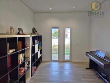 Moradia T5 para Venda em Santa Barbara de Nexe