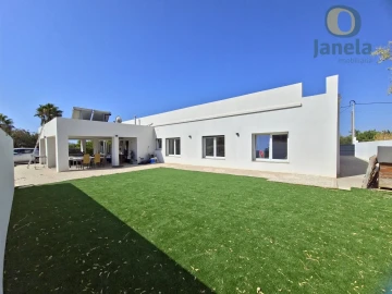 Moradia T5 para Venda em Santa Barbara de Nexe