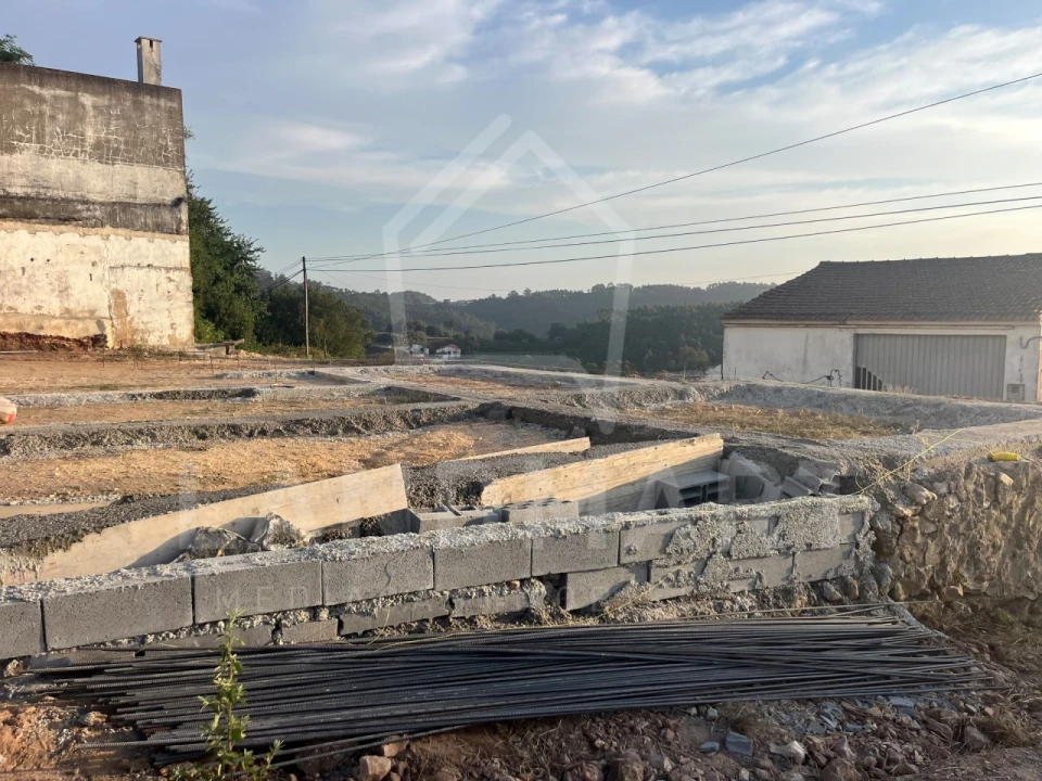 Moradia T2 para Venda em Turquel Foto 1