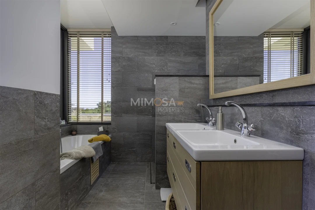 Moradia T4 para Venda em Odiaxere Foto 32