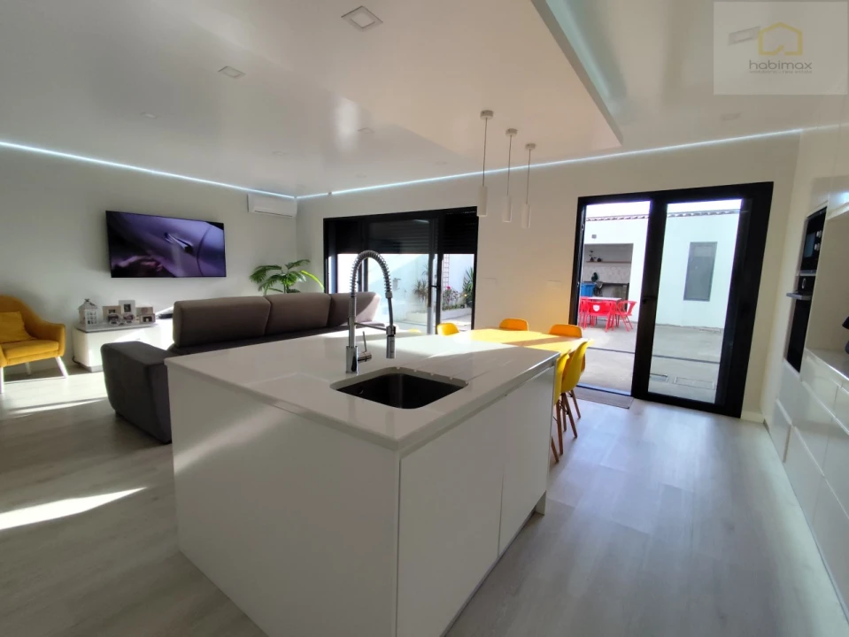 Moradia T3 para Venda em Arrifes Foto 12