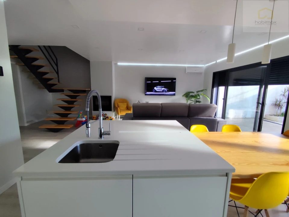 Moradia T3 para Venda em Arrifes Foto 14