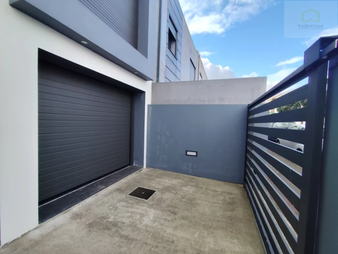 Moradia T3 para Venda em Arrifes Foto 3