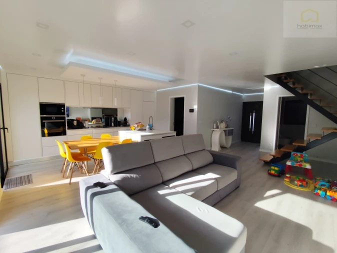 Moradia T3 para Venda em Arrifes Foto 5