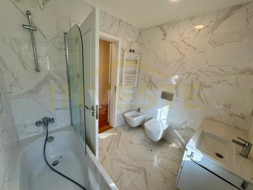 Moradia T4 para Arrendamento em Santa Maria e São Miguel, São Martinho, São Pedro Penaferrim Foto 16