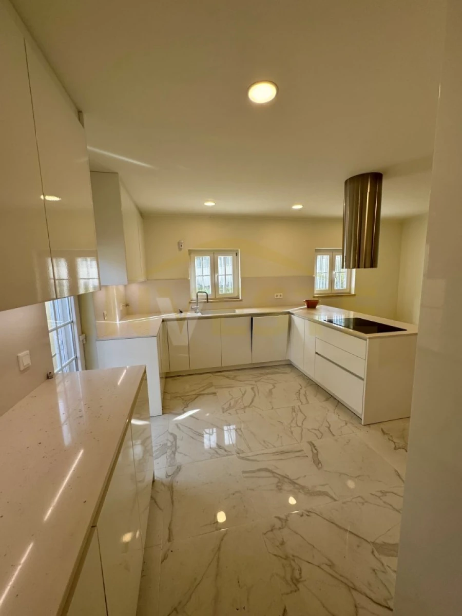 Moradia T4 para Arrendamento em Santa Maria e São Miguel, São Martinho, São Pedro Penaferrim Foto 10