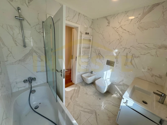 Moradia T4 para Arrendamento em Santa Maria e São Miguel, São Martinho, São Pedro Penaferrim Foto 16