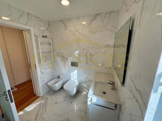 Moradia T4 para Arrendamento em Santa Maria e São Miguel, São Martinho, São Pedro Penaferrim Foto 15