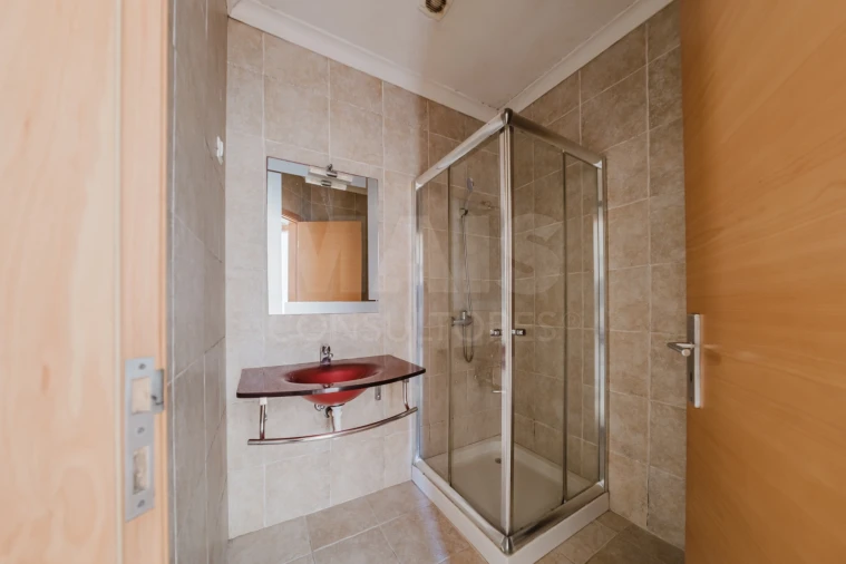 Moradia T1 para Venda em Olho Marinho Foto 7