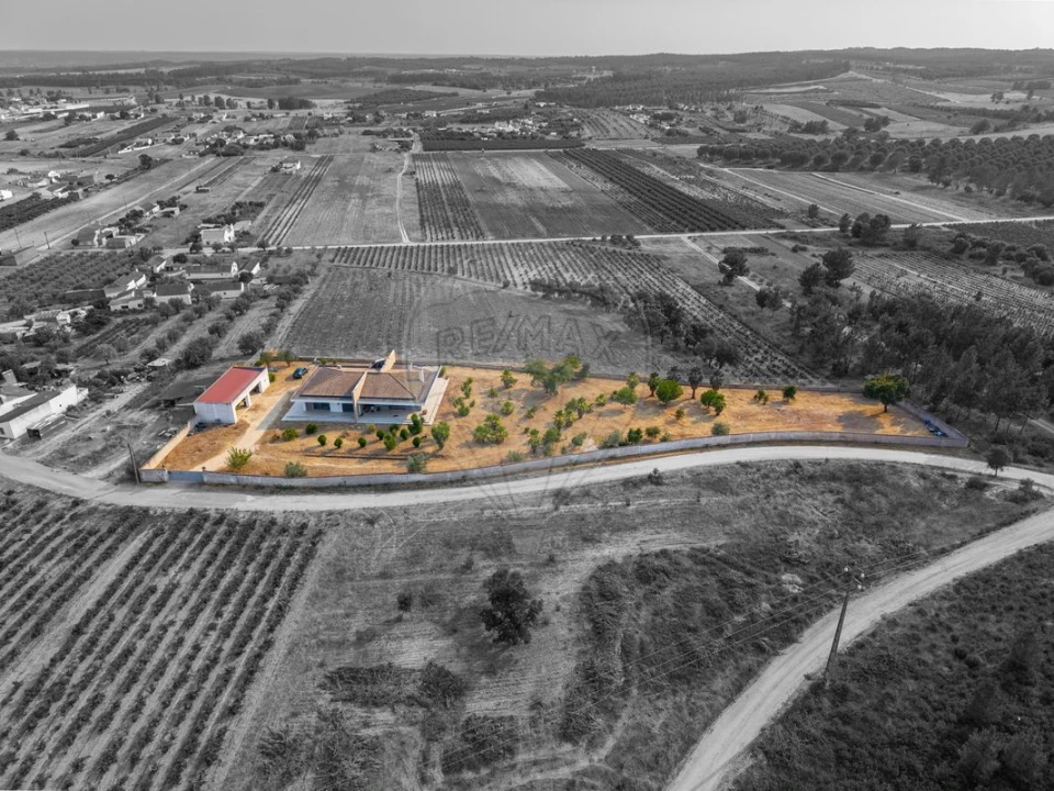 Moradia T4 para Venda em Fazendas de Almeirim Foto 1