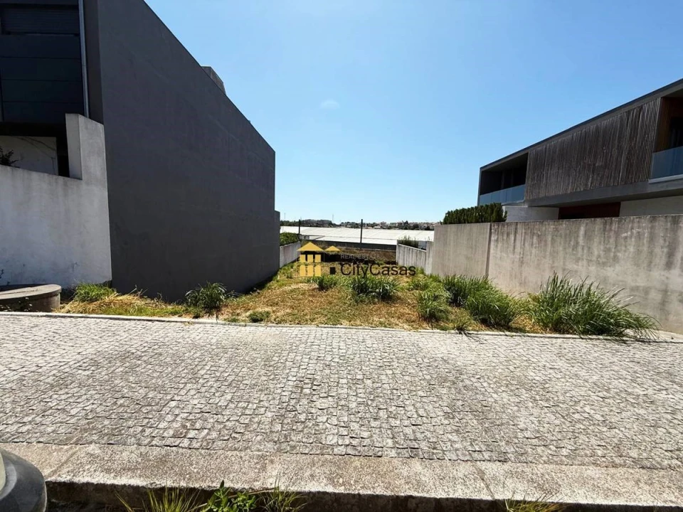 Terreno para Venda em Cidade da Maia Foto 9