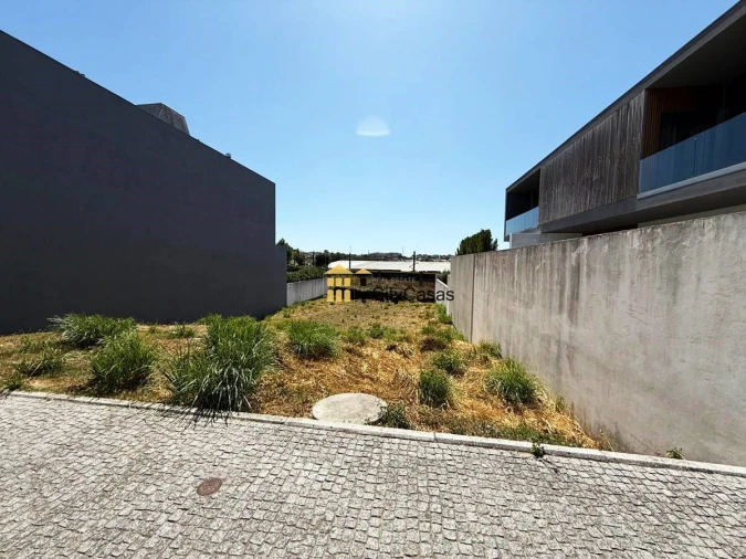 Terreno para Venda em Cidade da Maia Foto 2