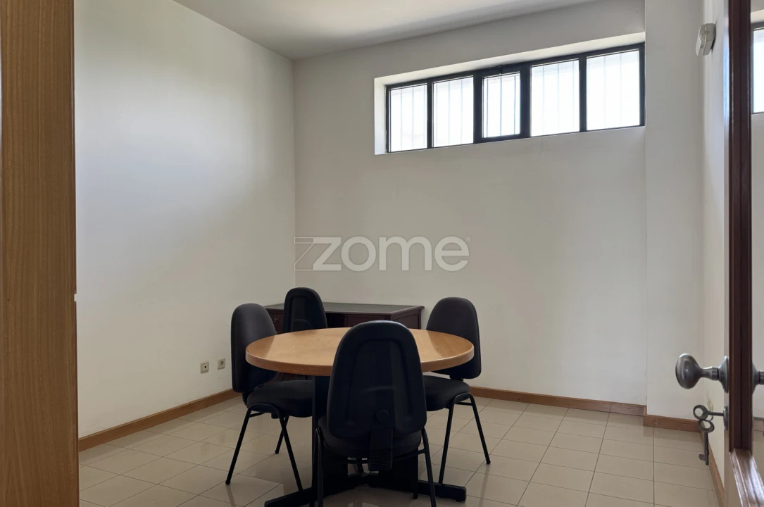 Escritório para Arrendamento em Paços de Brandão Foto 8