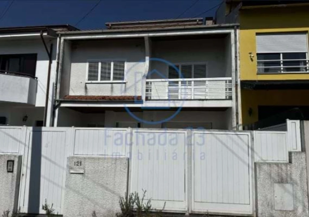 Moradia T4 para Venda em Grijo Foto 1