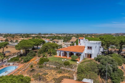 Moradia T5 para Venda em Albufeira e Olhos de Água