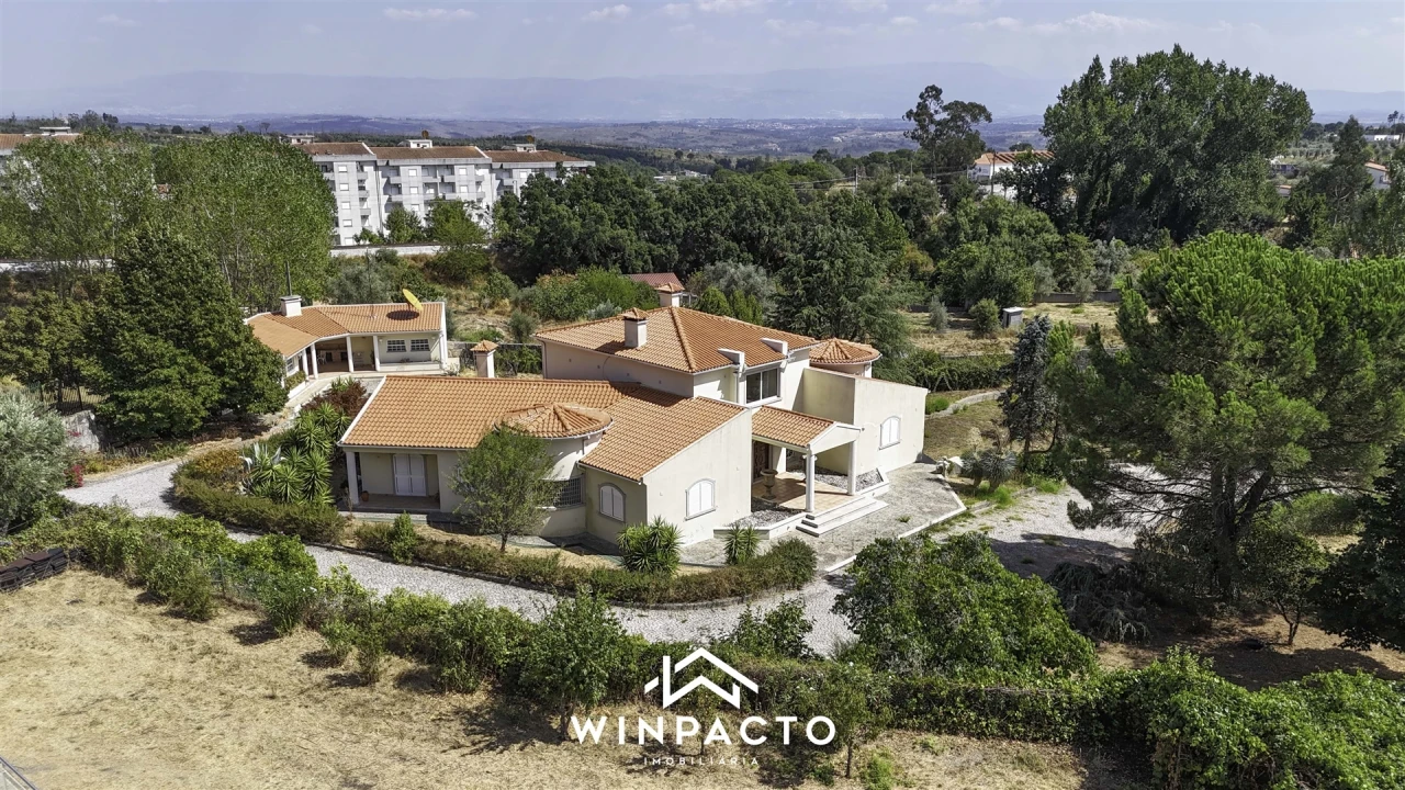 Moradia T4 para Venda em Nelas Foto 1