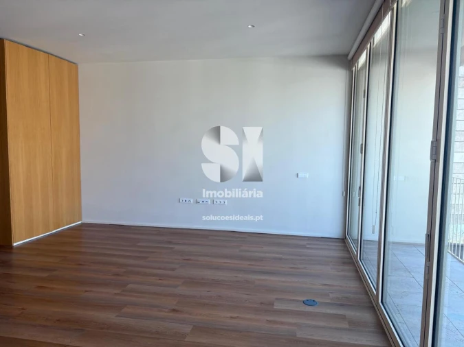 Apartamento T1 para Arrendamento em Santo Antonio dos Olivais Foto 6